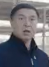 何強