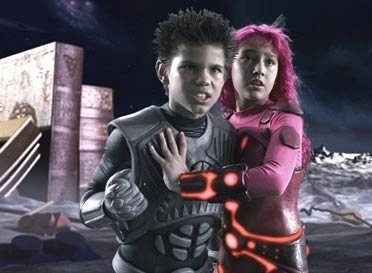 一个男孩和一只鲨鱼或者鲸鱼的动画片类似日本