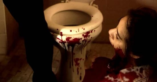 一个黑社会老大死了变鬼追杀两个警察,她老婆也穿红衣服上吊死啊,跟他