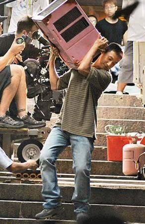 谢霆锋不停吃面拒谈造人 张学友充当搬运工_华