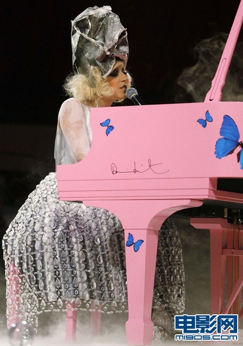 Lady GaGa画蓝唇似艺伎 血泪妆扮鬼魅新娘