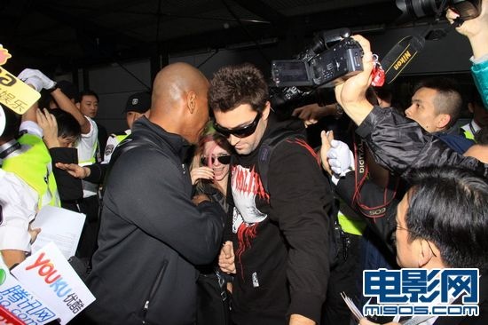 [图]艾薇儿与男友抵港 被打中头部仍保持微笑_