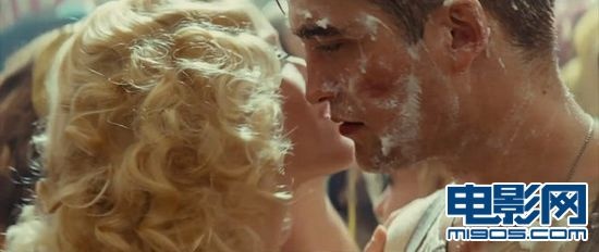 《大象的眼泪》威瑟斯彭与帕丁森上演亲热戏_