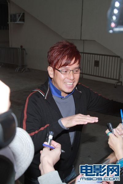 钟镇涛与众星一同纪念joey v 谭咏麟演出前烧香