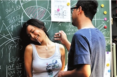 《万有引力》:爱情四格漫画 分段式故事神不散