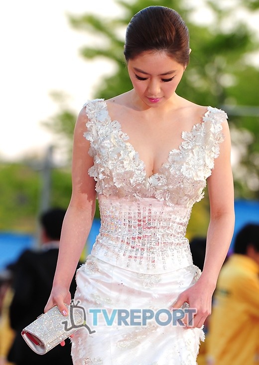 全州电影节女星红毯争艳 洪秀儿长裙尽展美胸