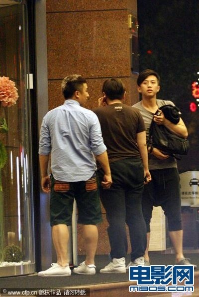 孙俪、邓超大婚倒计时 准新郎父爱大发抱小孩