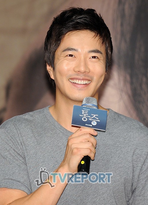 权相佑为《痛症》宣传造势 慷慨赠粉丝爱的抱