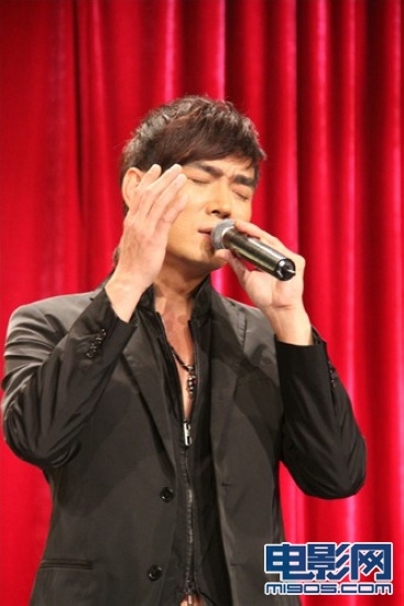 焦恩俊做客《爱秀电影》 即兴演江南烟雨情_