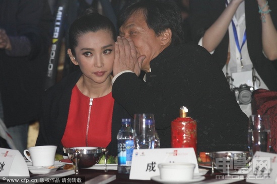 成龙酒全球首发众星云集 李冰冰咬耳朵左右逢源_华语_电影网_1905.com