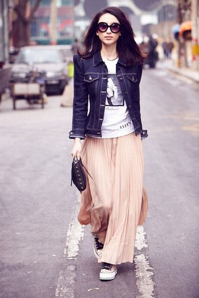 张俪时尚街拍秀傲人长腿 物质女玩转小清新