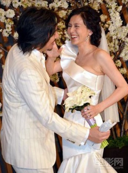 性感女星杉本彩再婚激情不减 与丈夫甜蜜热吻