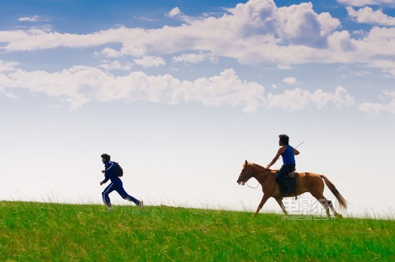 黑鸭子一首《父亲的草原母亲的河》，比降央卓玛唱得好听，厉害!