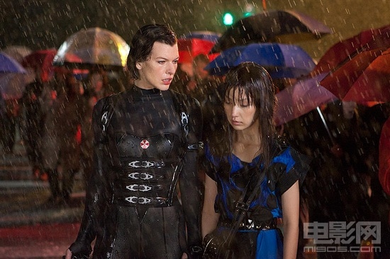 “生化危机5”曝剧照 李冰冰大腿绑枪霸气侧漏