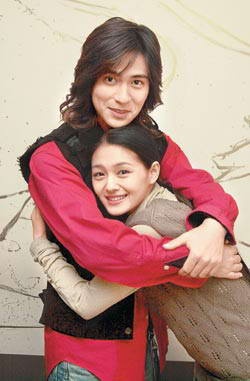 传周渝民与新女友庆31岁生日 搭车同返爱巢