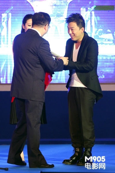 手机电影节闭幕 黄渤导演处女作捧最佳微电影