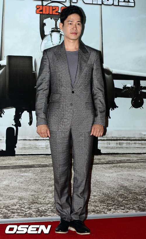 韩国首部空战片举行记者会 申世京红裙秀身材