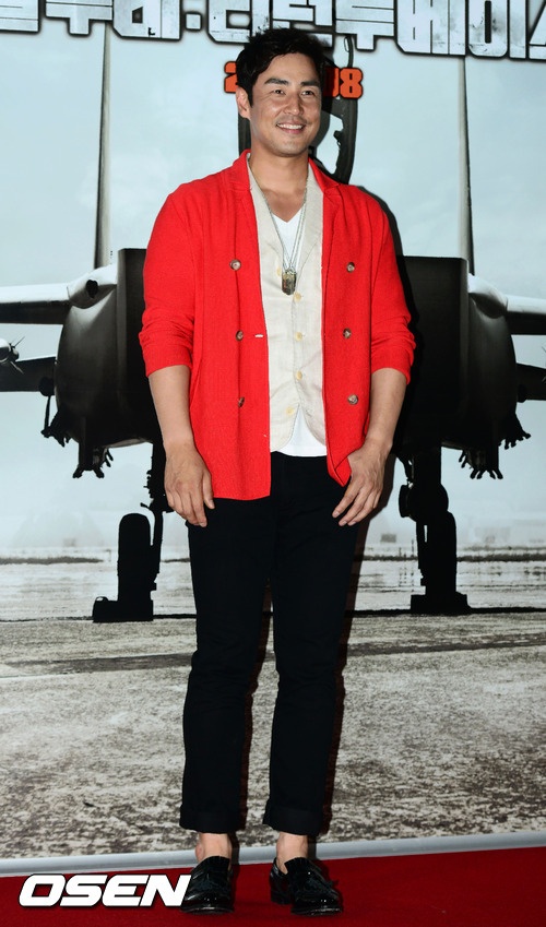 韩国首部空战片举行记者会 申世京红裙秀身材