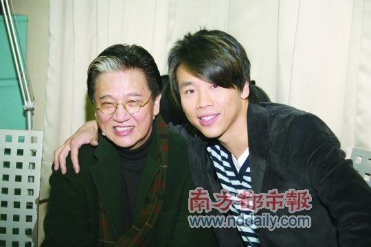 陶大伟遗体15日火化 陶喆搀扶母亲雨中泪别父