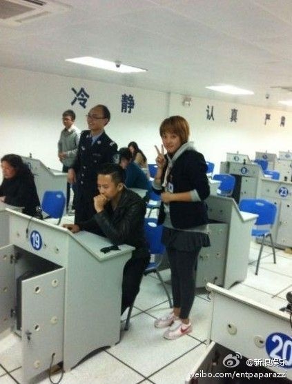 邓超回家乡考驾照引围观 专注考试遭孙俪调侃