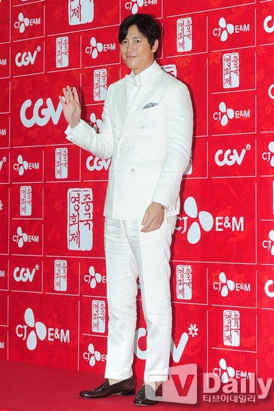 2013中国电影节开幕 梁朝伟牵手宋慧乔、章子