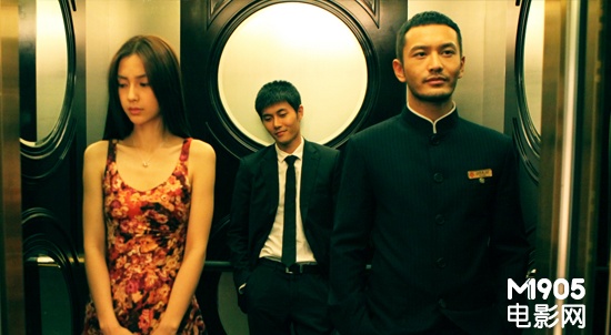 在类型片的贫瘠土壤上,青春不敌时间差 对《小时代》的内容、表演、方方面面展开的口诛笔伐中,它的幕后团队被忽略了。这部看上去很蹩脚的电影,幕后由柴智屏领衔,整部电影从一开始就被设计成一件流水线上严格把控的产品,导演,只是诸多环节里的一个而已,当然,“郭敬明”这个名字对于成品的市场号召力而言,是不可缺少的一点筹码。 也许是桩讽刺的事,论质量,《小时代》的内在结构千疮百孔,然而论操作,它可以当作产业运作流程的示范。郭敬明在采访中直截了当地说过,他从小说连载开始的时候已经在考虑将来的电影化