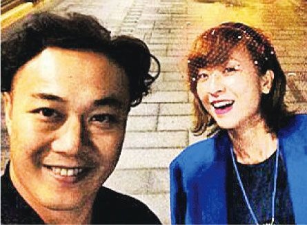 陈奕迅香港跨年情绪不佳 黑脸甩妻独自离开派对