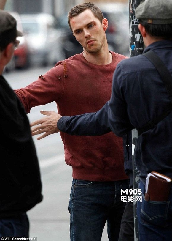 尼古拉斯·霍尔特新片片场照 血迹斑斑疑似毒贩