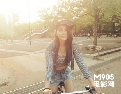 周董昆凌情侣发游东京 女友晒细腰证未怀孕_