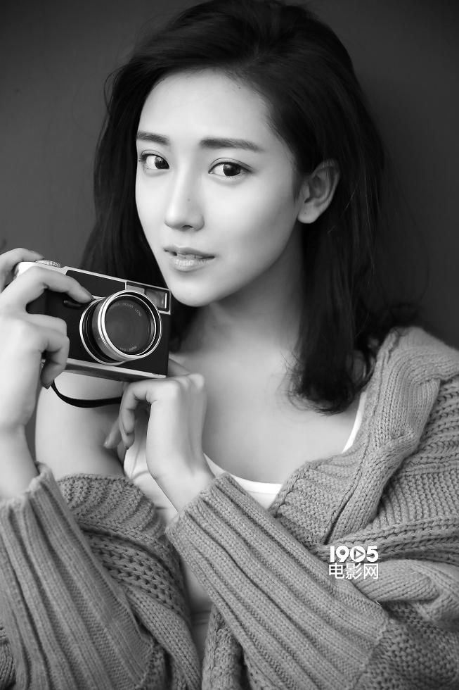 90后新生代女演员菅韧姿昨日曝光了一组慵懒迷人写真。写真中,菅韧姿身穿简约白T搭配宽松舒适毛衣,随意坐于高脚凳上,小秀美腿。菅韧姿肆意享受仲夏时光,或秀发半掩面闭目凝神,或专注玩转古董相机,还不时微露香肩、轻咬芳唇,慵懒而又清新自然,神色中流露出调皮小女人韵味。 在今年戛纳参赛片《幻想曲》中,菅韧姿饰演一位为筹钱给父亲治病的姐姐,经历从清纯的高中生到酒吧服务员,再到陪酒女的三级跳,身份跨度和心理变化巨大,表演颇具难度。菅韧姿精湛的表演还获外媒赞誉“把青涩的社会新鲜人在遭遇命运剧变时的内心挣扎,