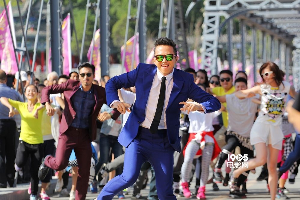 邓超助阵第32届百花奖 “快闪舞”千人同贺中秋_华语_电影网_1905.com