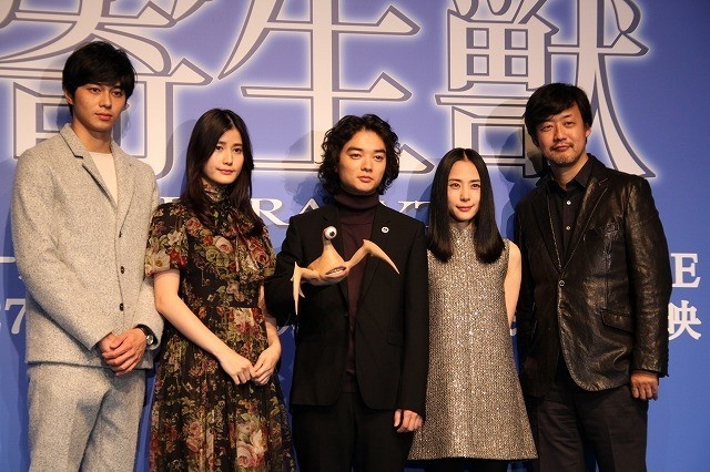 《寄生兽》东京全球首映 染谷将太与独眼怪合体_日本_电影网_1905.com