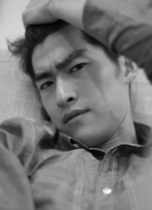 自《花儿与少年》的姐弟穷游结束后,张翰与刘涛这对“姐弟”也少于会面。23日深夜,刘涛晒出与“弟弟” 张翰的素颜合影,更发文写到“这几天的工作有些许疲惫,但有个贴心的弟弟请吃饭心情还是很美,女人睡不够的时候,多吃点也是好的。谢谢弟弟给我接风。” 照片中,张翰面露红晕,似乎两人在聚餐中也小饮了一番。粉丝却仍不忘拿张翰的“绰号”打趣说道,“那么美的你(刘涛)为何和鱼塘主混在一起?”,更有粉丝调