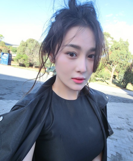 两代“妲己”相聚! 50岁傅艺伟与张馨予合影