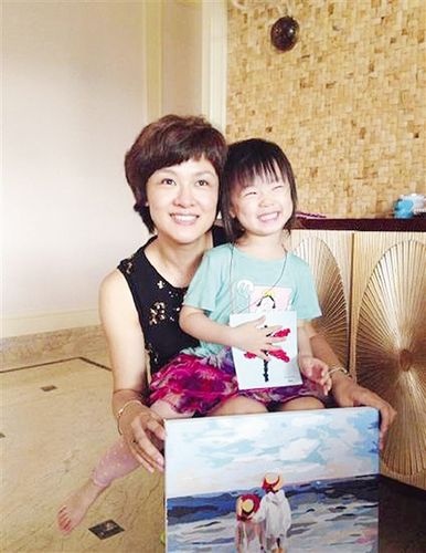 央视女主持李小萌与爱女生活照 母女齐卖萌(图)