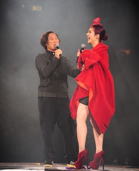 杨千嬅与旧爱陈奕迅同台 唱《因为爱情》(图)_