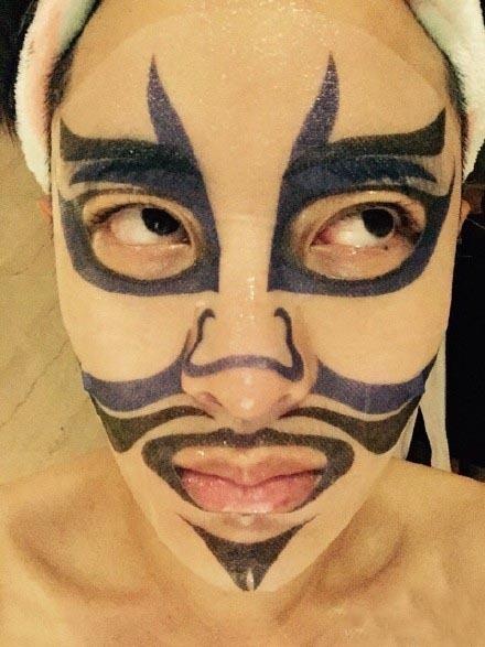 贾乃亮晒敷面膜搞怪照 自嘲:去神经病院报道