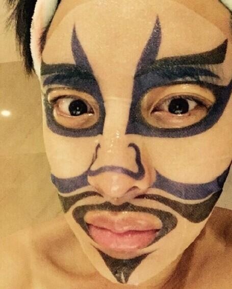 贾乃亮晒敷面膜搞怪照 自嘲:去神经病院报道