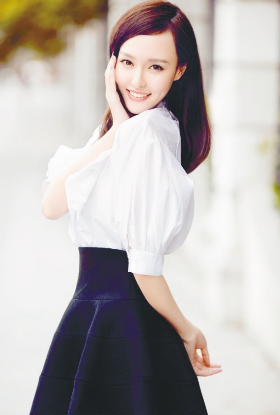 唐嫣 一张清纯的脸孔,一颗少女的甜心。《何以笙箫默》上海发布会那天,尽管唐嫣姗姗来迟,但一开口甜美的娃娃音瞬间征服了在场的所有媒体。然而,这个长得像童话里甜美公主的姑娘,竟是个十足的工作狂。采访中,唐嫣告诉记者,发布会前一天由于通宵录制节目,她彻夜未眠,“上午从北京匆匆赶赴上海,只在飞机上休息了不到两小时。” 与“男神”们合作纯属幸运 《何以笙箫默》《千金女贼》《活色生香》连番来袭,今年的开年荧屏将被唐嫣霸占,就在几近疯狂的忙碌中,唐嫣不动声色地集齐了刘恺