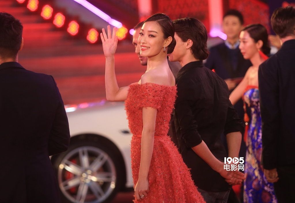 身穿elie saab 2014春夏高定系列露肩长礼服的倪妮是女神派里最俏皮