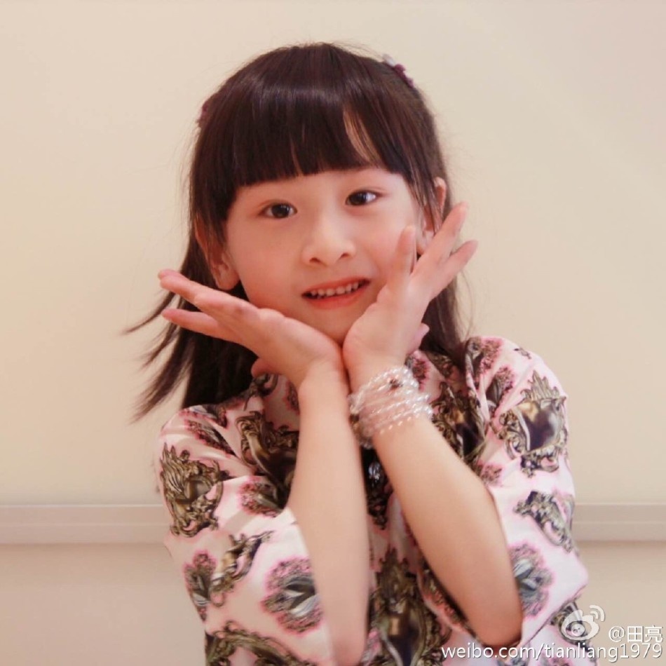 1905电影网讯 昨日,田亮在微博为女儿森碟庆生,并晒出9连拍,称:“今天你七岁啦,时间过得太快,一转眼,从一个跟爸爸撒娇的小朋友变成了开心自立的小学女生,成长需要时间,等你慢慢长大,爸爸妈妈永远守护陪伴着你!宝贝生日快乐!”照片中,森碟扎着两个小辫,穿着粉色花纹上衣,她摆出各种俏皮动作,看上去十分可爱。 自从田亮带着女儿田雨橙参加《爸爸去哪儿》后,“森碟”这个从田亮爸爸口中标出的英文口语瞬间成了女儿的可爱标签,森碟在节目中表现的包容、懂事并会照顾别人的大姐