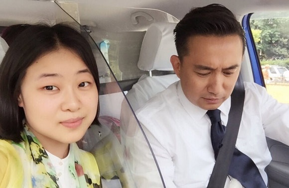 《极限挑战》女乘客晒与黄磊自拍 画风正常