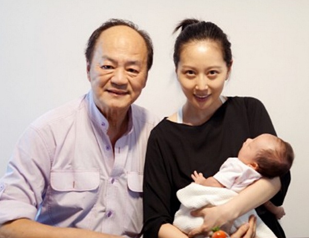 69岁狄龙爱孙满月 儿媳妇抱宝宝与公公温馨合影(图)