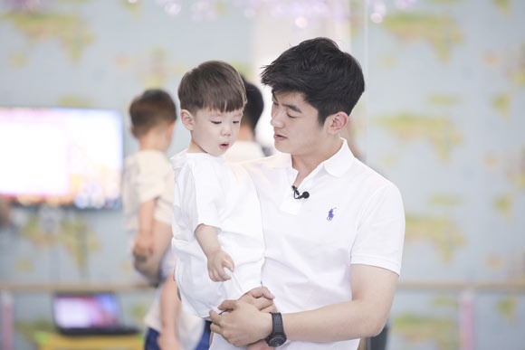 《爸爸回来了》嗯哼“任性”引热议 网友积极支招帮杜江