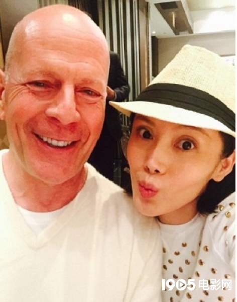 《大轰炸》曝花絮 车永莉布鲁斯·威利斯亲密