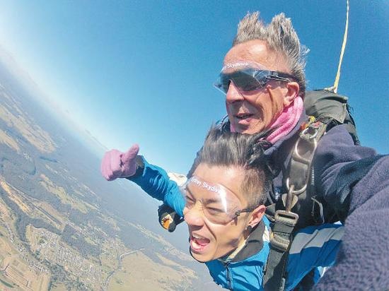 周柏豪舍命陪妈妈:一万四千尺高空玩跳伞_滚动