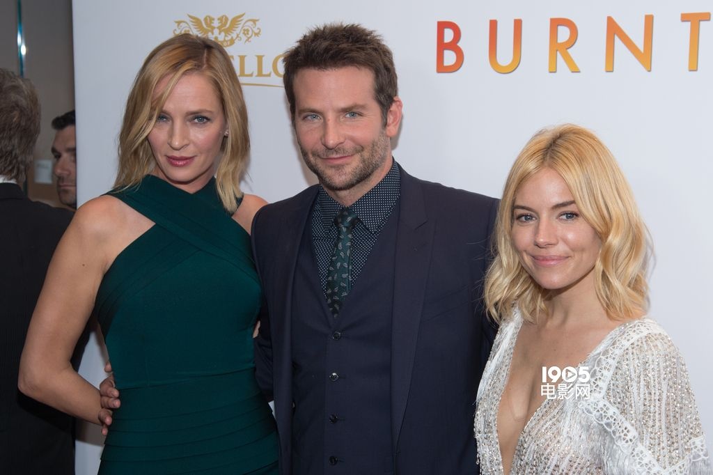 《燃情主厨》首映西耶娜·米勒深V裙性感库珀