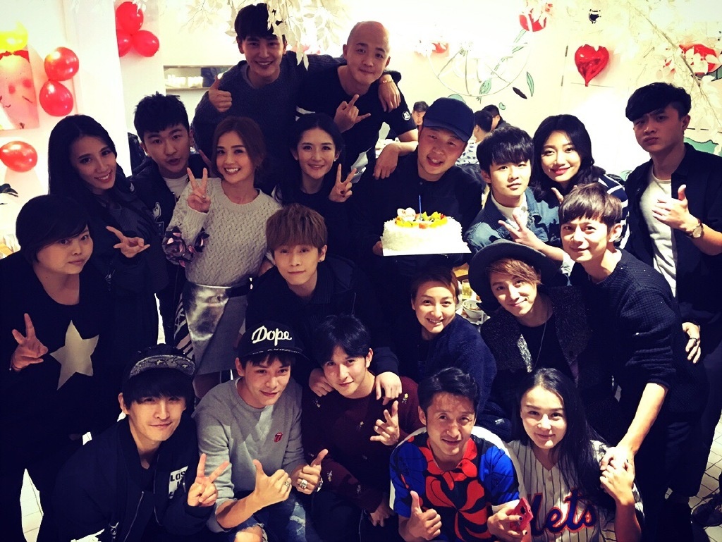 涛28岁生日 快乐家族、阿Sa为其庆生人缘好_