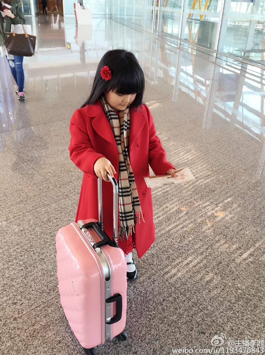 王诗龄放圣诞假现身机场 头戴小红花面露笑容_华语_电影网_1905.com