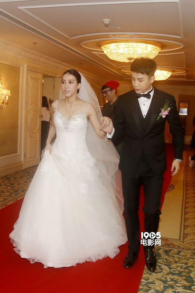 尹正戴佩妮等亮相       2015年1月21日,弦子与李茂在北京举办婚礼